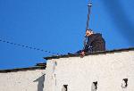 Мъж с шизофрения скочи от покрива на осеметажен блок в Харманли