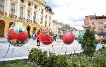 Огромни великденски яйца се появиха пред Общината в Сливен