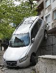 Собственик на автомобил го намери паднал от паркинга