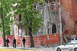 Работници подготвят за събаряне "Двойната къща" в центъра на столицата