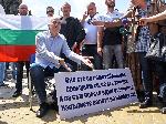 Слави Трифонов с протест пред Народното събрание заради референдума