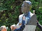 Заляха паметника на Роналд Рейгън в Южния парк с бяла боя