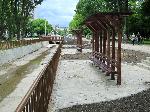 Във Варна поставиха пейки с "уникална" гледка към мръсен канал