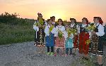 Моми и баби берат билки преди изгрев слънце на Еновден