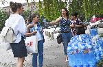 Служители на Столична община раздават вода в жегите