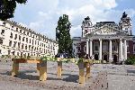 Пейка във формата на България привлича погледите пред Народния театър