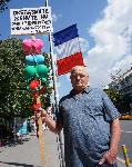 Росен Марков посреща френския президент във Варна с протест
