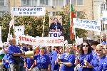 Стотици оръжейници от "Емко" на протест пред Парламента