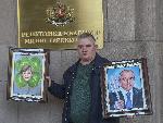 Бойко Борисов с тризъбец и Ангела Меркел с четирилистна детелина пред Министерски съвет