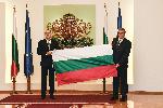 Румен Радев връчи националния флаг на българските антарктици