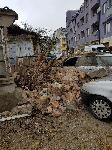 Варна - Срутена къща върху автомобили