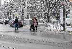 Пешеходци пресичат на несъществуваща пешеходна пътека в центъра на София