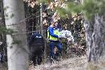 Криминалисти и полицаи изнесоха чували с улики от гората край Нови Искър