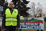 Полицаите посрещнаха евро делегатите с протестни плакати