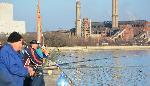 Десетки въдичари и пеликан ловят риба на Топлото езеро в Гълъбово