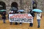 Родители и пациенти на клиниката по детска кардиология излязоха на протест в нейна защита.