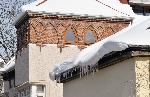 Опасни козирки от сняг надвиснаха над тротоарите
