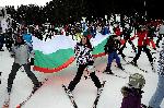 Стотина скиори с носии и българското знаме се спуснаха от връх Снежанка