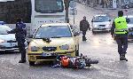 Моторист се заби в лек автомобил във Велико Търново