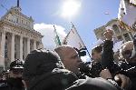 Протестиращи влязоха в стълкновение с полицията пред Министерски съвет