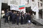 Охранителни полицаи протестираха пред съда в Бургас