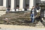 Откърти се парче от козирката на Народната библиотека