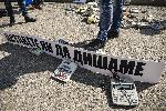 Младежи изпълниха флашмоб в знак на протест срещу решението за смяна на касовите апарати
