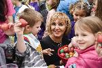 Мая Манолова участва в боядисването на 500 великденски яйца
