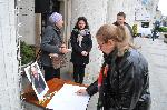 Бургазлии се подписват в съболезнователна книга в почит на Тончо Русев