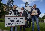 Граждани излязоха на протест пред Синодалната палата в София