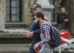 Полицай помогна на незрящ мъж да премине през снощния протест