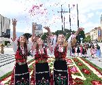 Показаха "Жив килим от български рози“ в стила на родната шевица пред НДК
