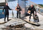 Водолази почистваха морското дъно край Моста в Бургас