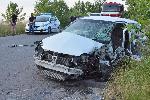 Трима души пострадаха при катастрофа между камион и "Клио"