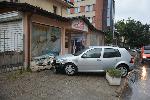 Лек автомобил се заби във витрина на магазин