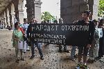Граждани протестират срещу Истанбулската конвенция пред Конституционния съд
