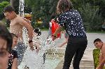 Деца си спретнаха "водни войни" около шадраваните на НДК