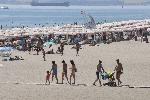 Летовници изпълниха бургаските плажове в слънчевата неделя