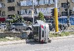 Лек автомобил Мерцедес се обърна до входа на подлез