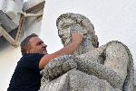 Пожарникари връзваха напуканите статуи на Столична библиотека