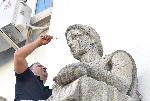 София - Укрепване статуите на Столична библиотека