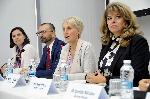 Посланикът на Великобритания Ема Хопкинс участва в конференция за борба срещу сексуалното насилие