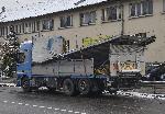 Водач на камион не прецени габаритите си и се заклещи в моста до Сточна гара
