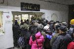 Хасковските пенсионери на опашка пред пощата за коледните си добавки към пенсията