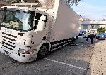 Камион пропадна в шахта на паркинг в Благоевград