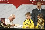 Стотици се редиха до тъмно за книга с автограф от Стоичков