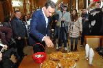 Късметите от Новогодишната баница обрекоха кмета на Бургас на много любов