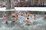 Църквата отбелязва Богоявление, спасяват кръста в цялата страна (Нови снимки)