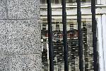 Неизвестен метна камък по Съдебната палата в София, счупи прозорец