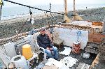 Пенсионери си направиха бивак за отдих на бургаския плаж